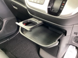 運転席からも助手席からも手軽に使える、収納式ドリンクホルダー&トレイ。ちょっとした小物置きとしても便利に使えます。