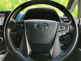 操作しやすいステアリングホイール。握りやすく、長時間の運転でも疲れにくい設計です。