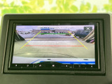 駐車や後退時の安全をサポートします。映像を確認しながら、安心してバック走行が可能です。