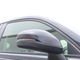 【LEDドアミラーウインカー】ドアミラーにウィンカーが付いているので、周りの車がウインカーやハザードに気付きやすくなります。右左折時や車線変更時の事故を防ぎ、安全に走行できます。