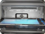 CD/DVD挿入口はセンターディスプレイ裏にございます!