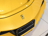 サスペンションリフターを装備し、段差やスロープの手前で車高を上げ、フロントバンパーの擦れを気にせず安心して走行いただけます。