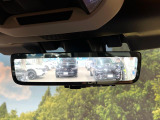 【スマートリヤビューミラー】後席の大きな荷物や同乗者で後方が確認しづらい時でも安心!カメラが撮影した車両後方の映像をルームミラー内に表示。クリアな視界で状況の確認が可能です!