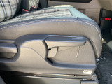 ゆったり・しっかり座れるシートに運転席は高さ調節可能なハイアジャスター付き!シート位置の前後と高さ・ハンドル上下調節で自分に合った最適なポジションを見つけることができます!!