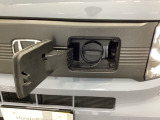 普通充電はフタを直接押し、急速充電は車内のボタンを操作して開け、あとは充電コネクターを差すだけで充電開始します。簡単な充電操作と、フタの開け方を変えることで差し間違いを防げる安心感。