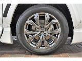 純正18インチアルミ、タイヤサイズは225/60R18です。