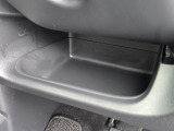 運転席周辺の収納も充実したドライバーズロアポケット。細かな使い勝手にも配慮されています。