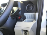 運転席ドリンクホルダーは、ドライバーがすぐ取り出せる位置に付いています。