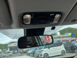 向かい側にサービス工場完備。車検・メンテもお任せください!
