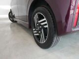 リヤタイヤの溝も十分に残っております。タイヤサイズは155/65R14となっております。