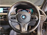 BMWのメーターパネルは選曲や、ラジオのチャンネルなども表示可能です。運転中に目線が泳ぐことなく、安全で疲れにくいです。