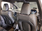 【コックピットシート】BMW車の主役席。車体中央にくる様に配置し車両重心とが一致する事でドライバーと車との一体感あるドライビングを実現。人間工学に基づき形成した形状が長時間のドライブ疲労も軽減します!