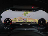 ■バーチャルコックピット 従来のメーターパネルの位置にレイアウトされた12.3インチの高解像度液晶画面に、速度計/回転計や地図、ナビゲーションなどの運転に必要な情報を集約し、フレキシブルに表示します。