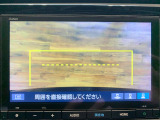 【リヤカメラ・トップビュー】真上からの映像で後方を確認でき、後退駐車や狭い場所での車庫入れも安心です。