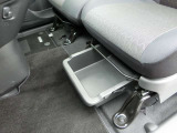 助手席シートの下にはアンダーボックスも装備してます★