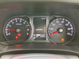 必要な情報をひと目で確認できる、見やすいデザインです。運転中の視線移動を最小限に抑え、安全運転をサポートします。
