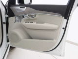 運転席ドアの全景です。キャビンを彩るすべてのものに、機能を形にした美しさが備わっています。