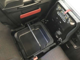 助手席側シート下に収納BOXがございます。取外し可能です♪