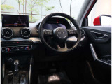 内装はシンプルに使い勝手を考え作られています。お車を運転する感覚をダイレクトに体感して頂けます。室内も広くロングドライブにも快適にお過ごしいただけます。
