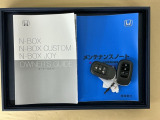 メンテナンスノート【点検整備記録簿・保証書】、取説も揃ってます。スマートキーはバッグなどにしまったままボタン操作でエンジンの始動・停止ができて大変便利です