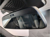 ☆BMWのルームミラーには自動防眩機能が備わっております。後続車のヘッドライトの明るさで幻惑されるのを防止☆