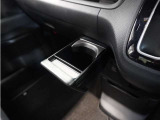 【格納式ドリンクホルダー】使いたいときだけ現れて、使わないときはインテリアと一体化します。