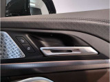 BMWはドアが分厚いです。衝突によりドアがつぶれてしまった場合にも外からいち早くドアを開けれるよう考えられています。数十秒の救出の遅れが命につながりかねない場合、こういった配慮が重要なポイントです。