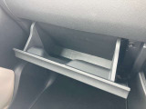 グローブボックスです!上下にスペースがあり、車検証や小物を収納可能です