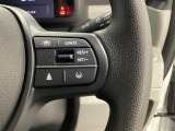 ステアリングホイールの右側がクルーズコントロールスイッチです。アクセルペダルを踏まずに一定走行が出来るので、高速道路での走行がグッと快適になります。