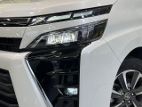 【LEDヘッドライト】悪天候や夜間走行時も良好な視界を確保し安心して運転できる高輝度LEDヘッドライトを装備!点灯速度が早く、消費電力も抑えられています。