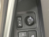 ドアミラーはオート格納機能付き。降車時にドアロックするとドアミラーが自動でたたみ、ドアロックを解除すると自動で開きます。