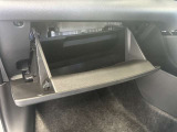 ちょっとしたところは収納ボックスにもなっています。車内はサイズも決まっているので、収納が少ないと思っているアナタ!ご安心ください。さまざまなところに収納が隠れているんです♪