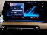 【ⅰドライブナビゲーション】文字情報も鮮明に表示する高解像度カラーディスプレイを採用。視認性に優れた地図デザインと特徴的な建造物を目印にした描写表示で現在位置を把握できます。地図データの更新も可能です