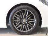 純正のアルミホイール装着車です。タイヤサイズは235/45R18です。