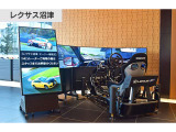 オーナー様専用として「7軸シリンダ制御ドライビングシミュレーター」を設置しております。限りなく現実に近い臨場感でのサーキット走行を、レクサス沼津のショールームでご体感いただけます。