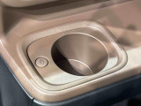 助手席側にも(前席/掘り込み式)ホットカップホルダー☆保温付で温活が車内でも実現♪600mlのペットボトルまで対応しておりスイッチ1つで温かい飲み物は保温を、冷たい飲み物は常温にしてくれます