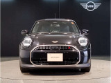 モデルが変わっても一目でMINIと分かるアイコンはそのままに、その時代に合わせた最新の技術、安全装備を搭載させております。