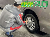 タイヤホイールの細やかな溝まで洗剤を使用して磨き上げます、足元もピカピカに仕上げていきます。