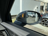 サイドアシスト装備 ドライバーの死角を並走する車両を検知します。ドアミラーの内側のLEDが点灯・点滅して事故の危険を知らせます。