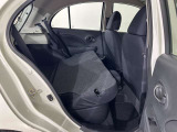 リヤシートを倒すと大きな荷物も入ります。