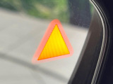 【後方車輛検知】走行中、ドアミラーの死角になりやすい箇所に後続車が接近するとサイドミラー付近に警告を表示、ドライバーに注意喚起をしてくれます。
