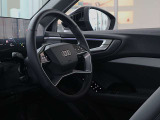 クオリティの高いシートを採用するのは、Audiのクルマづくりの哲学のひとつです。特に座り心地が重要です。体の大きなドイツ人が座っても頑丈な耐久性があります。。しかも肌触りも良く高級家具のようです。