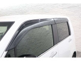 オプションのドアバイザーが装備!!タバコ・ペットなどの臭いが室内にこもるのが嫌な方、換気機能はもちろんのこと降雨時にも少しだけ窓を開けておくことが可能です!