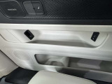 後部座席用のタイプc電源とウィンドー操作部です。
