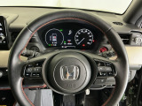 ステアリング右手側に安全運転支援機能のホンダセンシングをコントロールするスイッチ、左手側にオーディオ関連のコントロールスイッチを配置、視線を逸らすことなく運転に集中できます