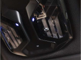 【LEDヘッドライト】先進のLEDテクノロジーを採用。放射される白色光の周波特性は太陽光に近く、バイキセノン・ヘッドライトを上回るコントラストで更に明るく輝きます!