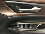 【マイコンプリセットドライビングポジションシステム】運転席に2名分のステアリング、シート、ドアミラーのポジションを記憶・再現します。キーナンバー登録を行うと、キーごとにポジションの自動再現が可能です。