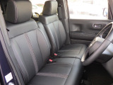 フロントは助手席と繋がったベンチシートで、運転席は高さが調整できるハイトアジャスター付きです。また、ハンドルも高さの調整が出来るチルトステアリングです