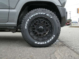右フロントタイヤです。16インチアルミホイールに185/85R16の組み合わせです。