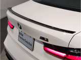 スタイリッシュに研ぎ澄まされたリアビュー。LEDライトがより引き締まったスタイルを実現。急ブレーキ時にはハザードランプ自動点灯し後続車への注意を促します。